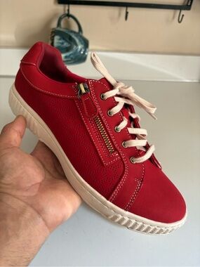 New 9.5 women’s size Clarks Collection Perforated Leather Sneaker - Caroline Ayl